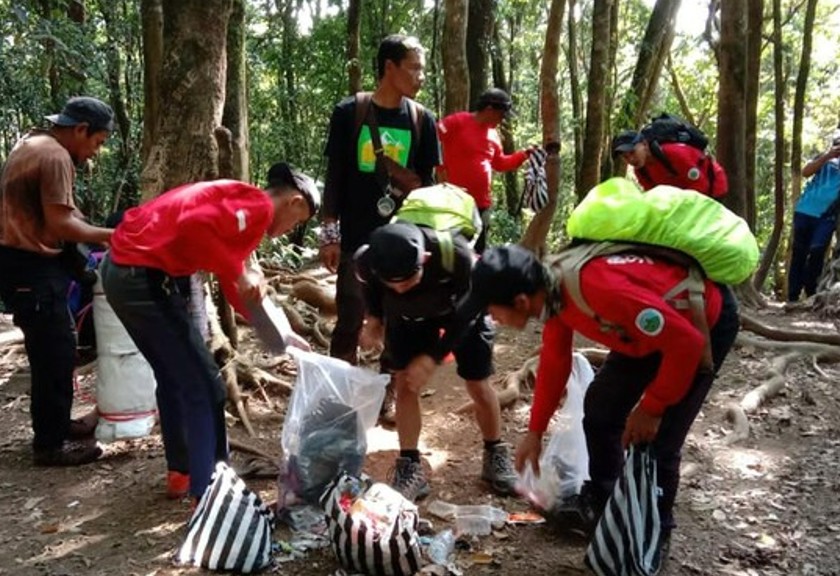 Relawan temukan celana dalam dan ratusan kilogram sampah dari Gunung Gede Pangrango (Foto: Istimewa)