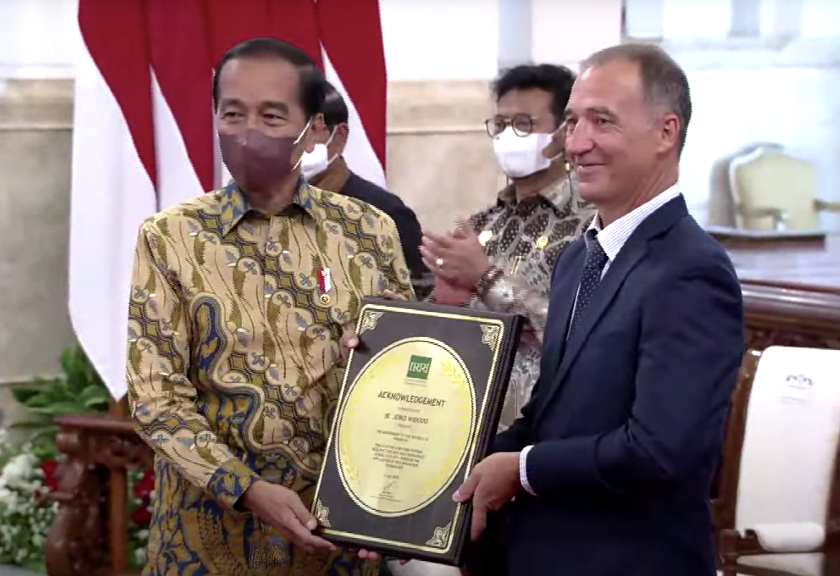 Presiden Jokowi menerima penghargaan dari International Rice Research Institute (IRRI). (Setkab.id)