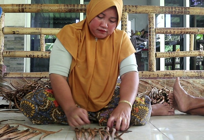 Warga Lombok, Wati perajin sandal dari eceng gondok. (Sariagri/Yongki) 