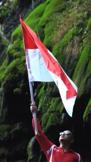 Influencer Arief Muhammad saat kibarkan merah putih di Green Canyon, Jawa Barat, Indonesia. (YouTube/AriefMuhammad)