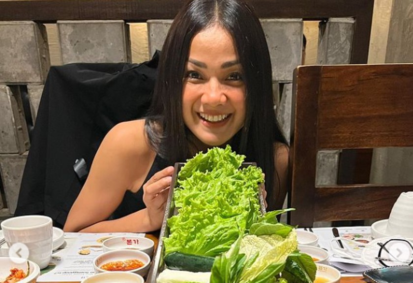 Artis Indonesia, Nirina Zubir ketika menyantap sayuran hijau (Instagram/Nirinazubir_)