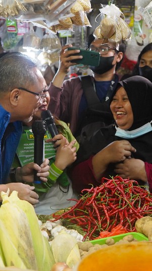 Menteri Perdagangan Zulkifli Hasan saat mengunjungi Pasar Tomang, Jakarta Barat. (Humas Kemendag)