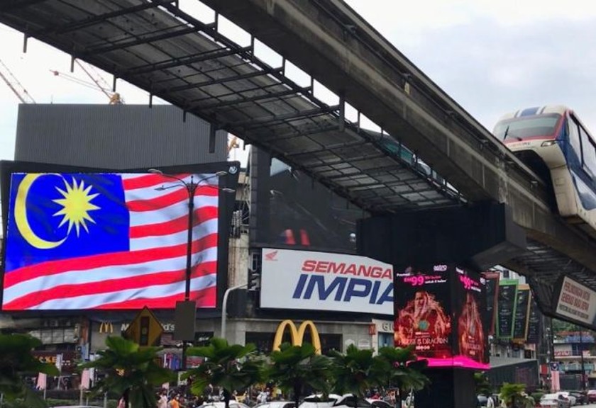 Kereta monorel mendekati Stasiun Bukit Bintang yang berlokasi di salah satu pusat perbelanjaan teramai di Kuala Lumpur, Minggu (28/8/2022). (Antara/Virna P Setyorini)
