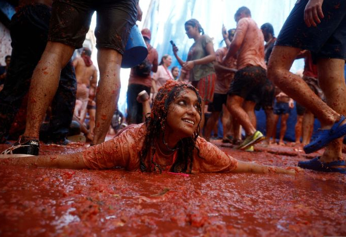 Orang-orang yang bersuka ria bermain di bubur tomat saat festival pertarungan makanan 'La Tomatina' tahunan di Bunol, Spanyol, Rabu (31/8/2022). ANTARA FOTO/Reuters-Juan Medina/hp.​​​​​​​