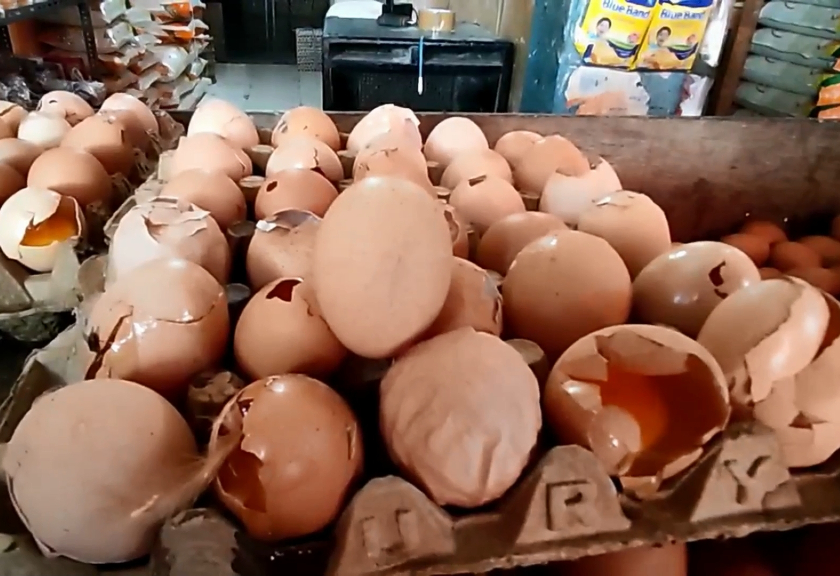 Warga berburu telur pecah, imbas harga telur ayam meroket. (Arief L/Sariagri)