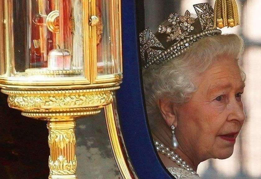 Dokumentasi Ratu Elizabeth II kembali ke Istana Buckingham setelah menghadiri Pembukaan Parlemen Negara Bagian, di Gedung Parlemen, di Westminster, London. Antara/Reuters/PA Images/Dominic Lipinski