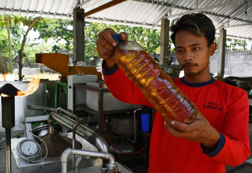 Pekerja mengamati bahan bakar minyak (BBM) jenis solar yang diproses dari bahan limbah plastik di Kabupaten Madiun, Jawa Timur, Selasa (13/9/2022).

(ANTARA FOTO/Siswowidodo)