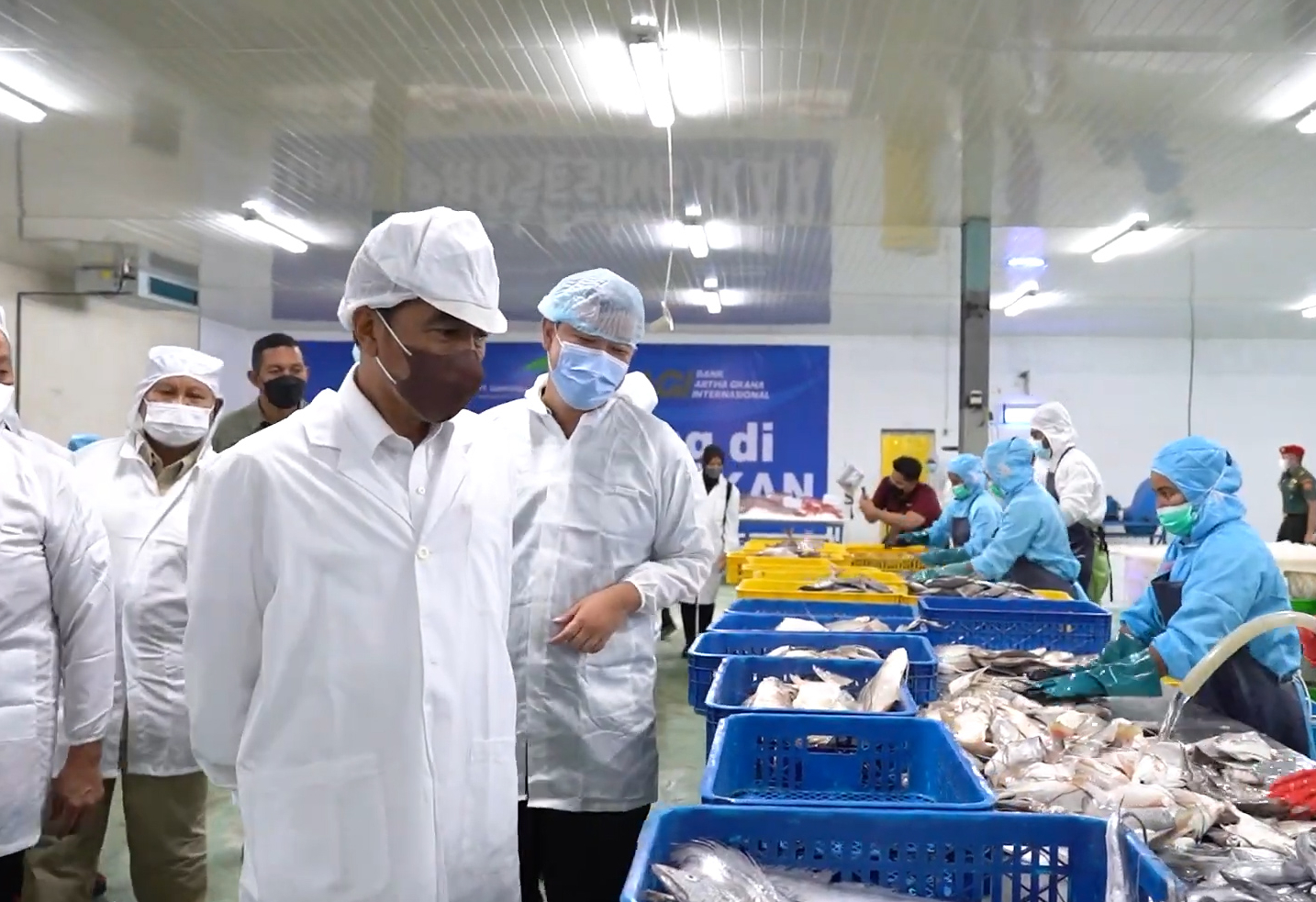 Presiden Joko Widodo dan Ibu Iriana Joko Widodo meninjau unit pengolahan ikan di PT Samudera Indo Sejahtera, Kota Tual, Rabu, 14 September 2022.

(Foto: Istimewa)
