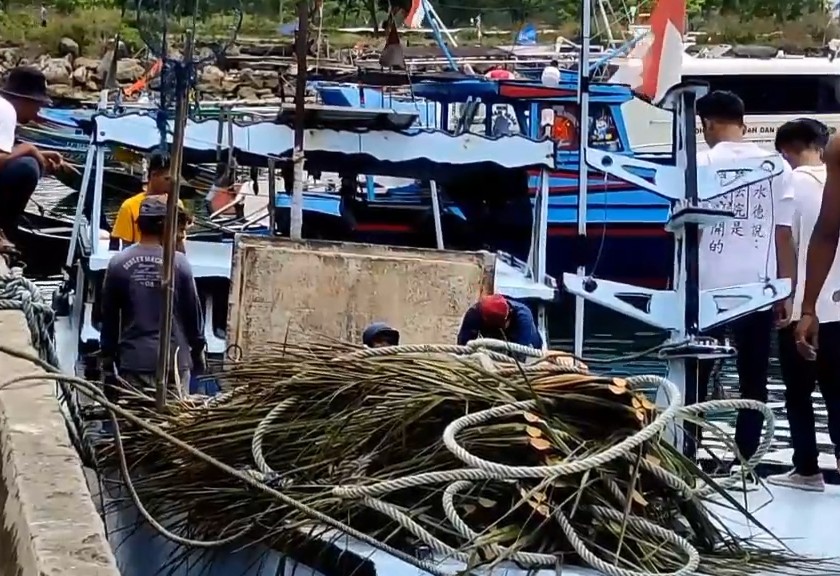 Nelayan Pacitan keluhkan harga bbm yang naik. (Sariagri/Arief L)