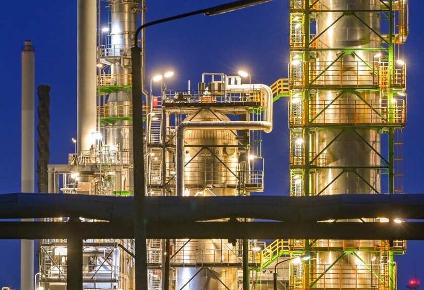 asilitas kilang minyak di lokasi industri PCK-Raffinerie GmbH, yang dimiliki bersama oleh Rosneft, menyala pada malam hari di Schwedt, Jerman, pada 4 Mei 2022. (Dok VOA)