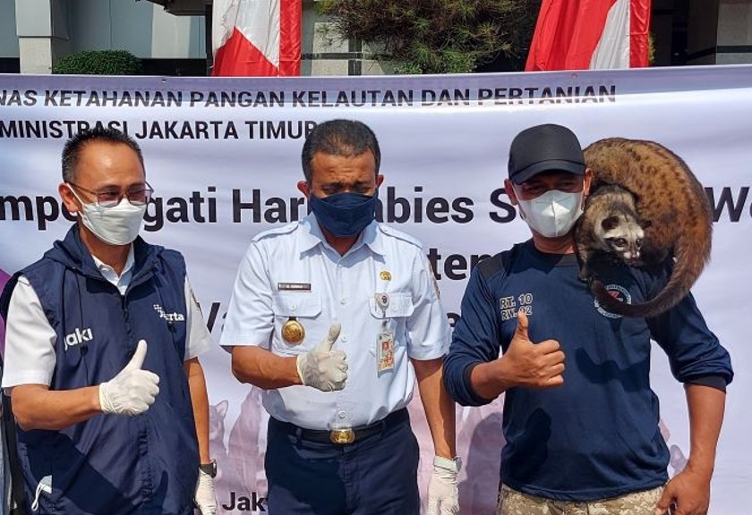 Wali Kota Jakarta Timur Muhammad Anwar saat meninjau kegiatan vaksin rabies untuk hewan peliharaan masyarakat di Kantor Wali Kota Jakarta Timur, Jakarta, Rabu (28/9/2022). Antara/Yogi Rachman