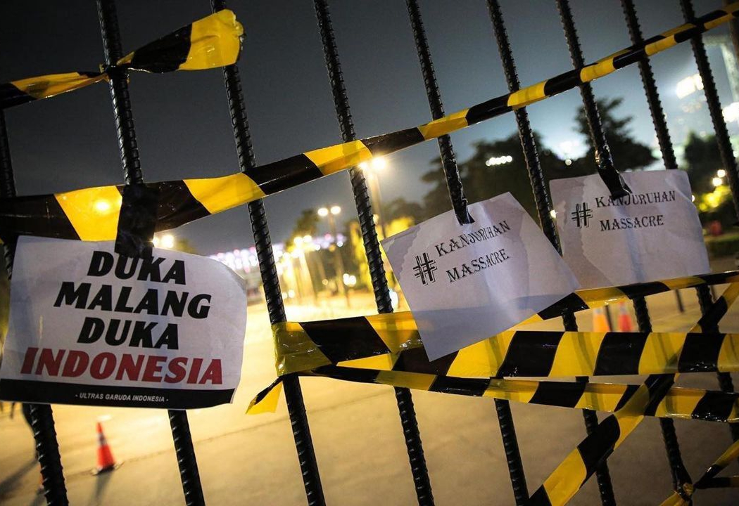 Aksi tersebut dilakukan sebagai bentuk dukungan atas tragedi tewasnya ratusan suporter Arema usai menonton pertandingan antara Arema Malang vs Persebaya Surabaya di Stadion Kanjuruhan, Kabupaten Malang pada Sabtu (1/10) malam.

(Instagram/ichalgeek)