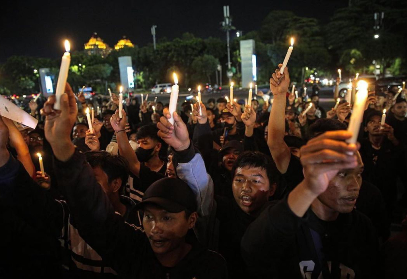 Aksi 1000 lilin dan tabur bunga di depan Kompleks Gelora Bung Karno, Jakarta, Minggu (2/10/2022).

(Instagram/ichalgeek)