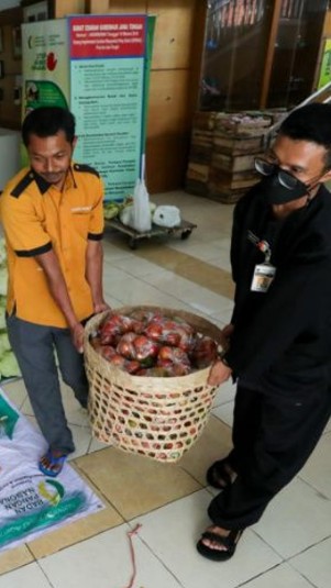 Petani dan aparatur sipil negara (ASN) mengangkut hasil pertanian dari berbagai daerah yanh dikirim ke kantor Dinas Ketahanan Pangan Provinsi Jawa Tengah. (Antara/HO-Humas Pemprov Jateng)