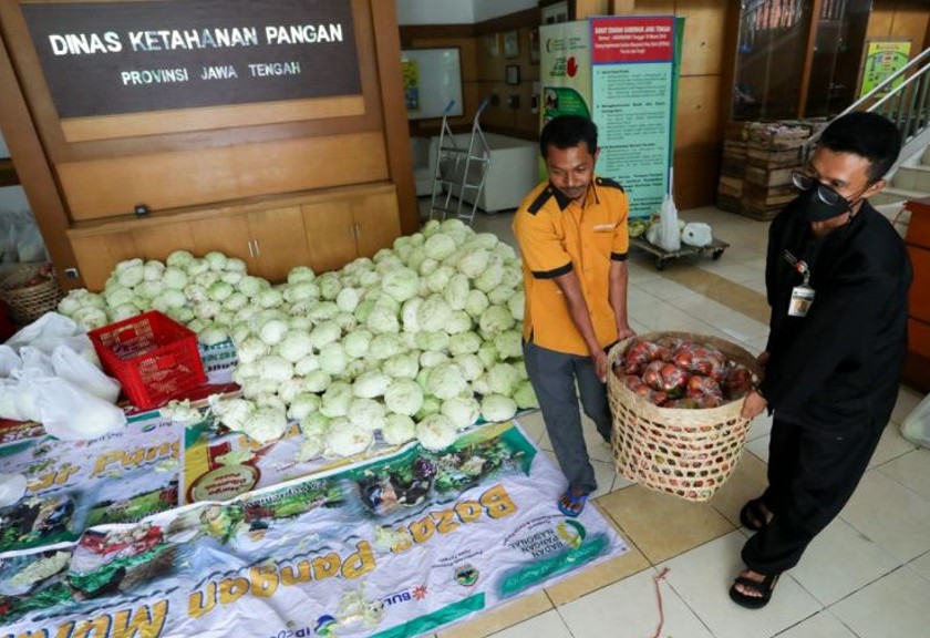 Petani dan aparatur sipil negara (ASN) mengangkut hasil pertanian dari berbagai daerah yanh dikirim ke kantor Dinas Ketahanan Pangan Provinsi Jawa Tengah. (Antara/HO-Humas Pemprov Jateng)