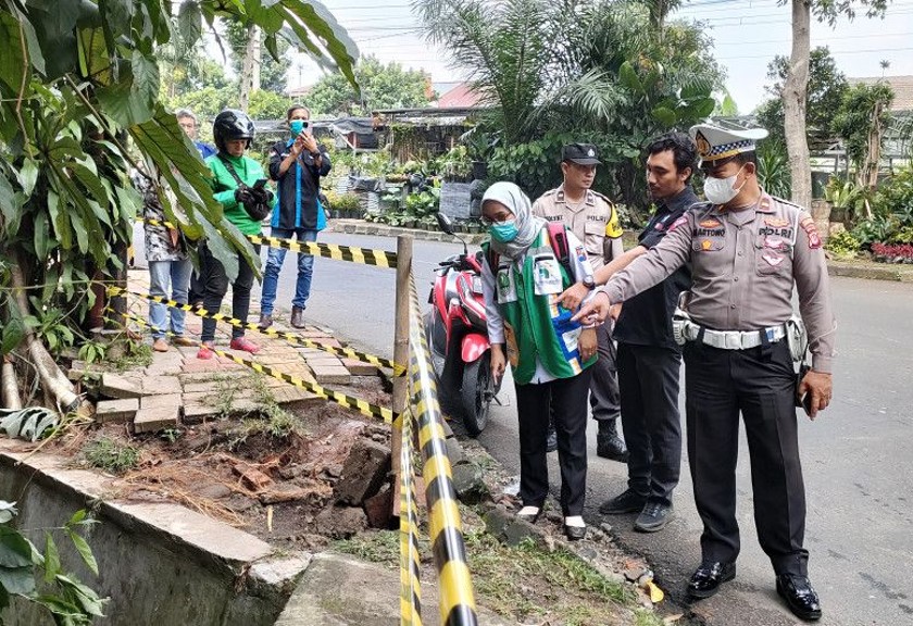 Kepolisian membatasi lokasi kejadian pengendara motor diduga mahasiswi IPB terperosok ke selokan di belokan Jalan Dadali Kota Bogor yang terjadi pada Selasa (11/10/2022) sore. (Antaea/Linna Susanti)
