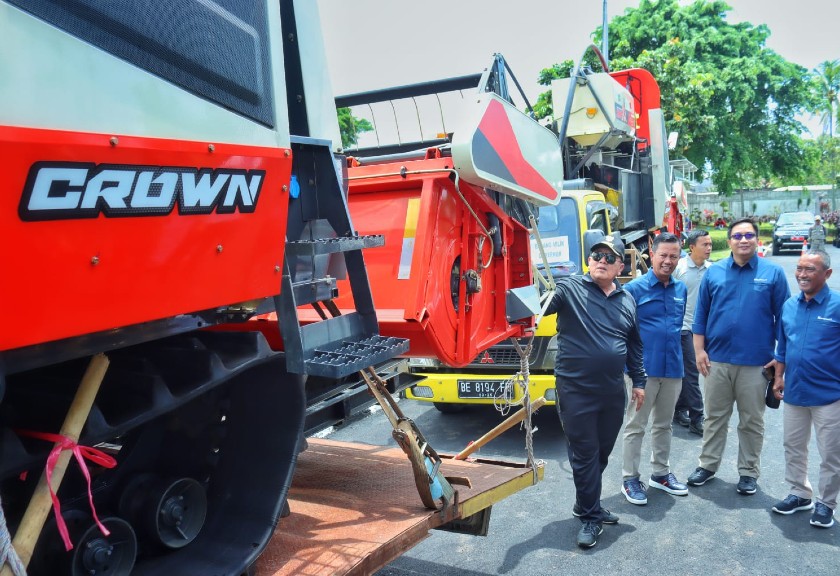 Lampung Terima Bantuan Unit Kendaraan Alat Panen dan Ambulan VIP (Pemprov Lampung)