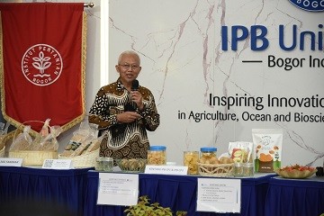 Prof Suharsono saat memperkenalkan dua varietas baru kentang saat peluncuran Hasil Penelitian Unggulan IPB Batch 8 yang digelar Lembaga Penelitian dan Pengabdian kepada Masyarakat (LPPM) IPB University di Kampus Dramaga, Bogor, Selasa (4/10/2022).
