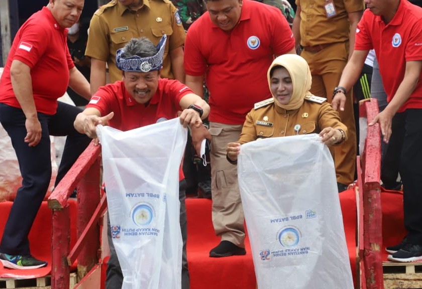 Menteri Trenggono bersihkan sampah laut di Tanjungpinang. (Dok.KKP)