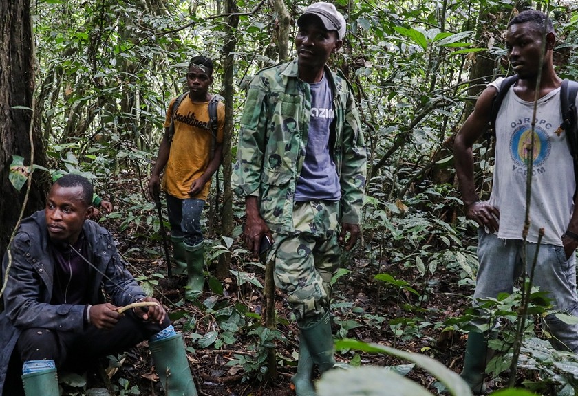 penjaga lingkungan beristirahat di tengah Taman Nasional Campo Ma'an di Kamerun. (AFP) 