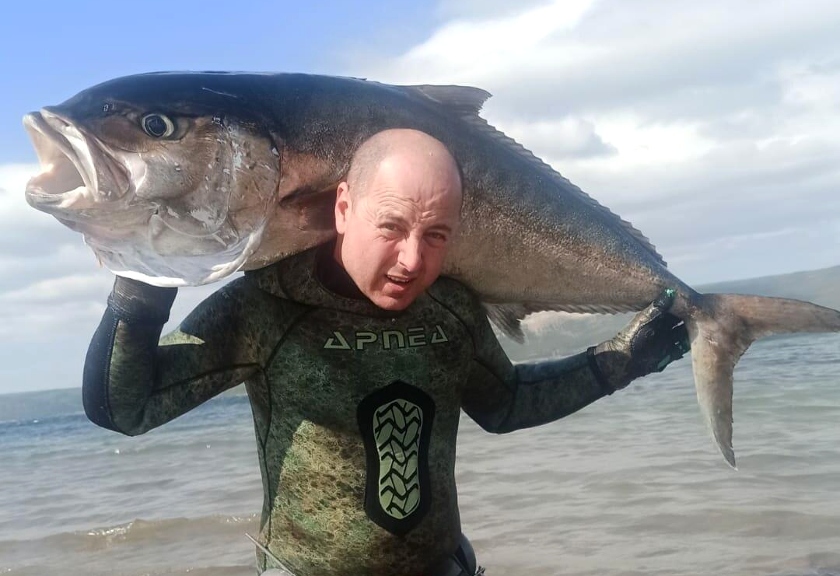 Viral seorang pria berhasil menangkap ikan seberat 50 kilogram. (hurriyetdailynews)