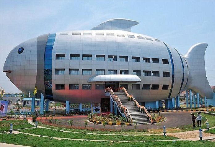 Ini adalah gedung National Fisheries Development Board di Hyderabad, India. Bentuk ikan raksasa ini terlihat seperti sedang berenang di udara.

(instagram.com/magicbricks_official)