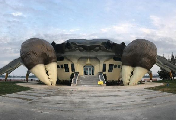 Sebuah bangunan pusat ekologi menyerupai kepiting raksasa dibangun di Kunshan, China. Bangunan ini dilengkapi dengan cakar berbulu dan dapat menahan angin topan.

(instagram.com/jakenewby)