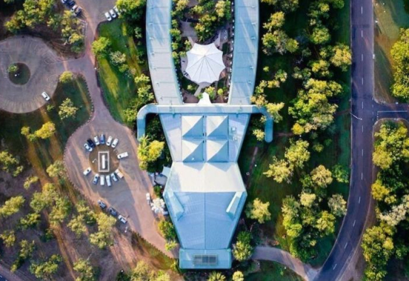Hotel unik berbentuk buaya ini bisa kamu temukan di dekat Taman Nasional Kakadu, Australia. Interior kamar di Mercure Kakadu Crocodile banyak bermotif aborigin.

(instagram.com/wotifcom)