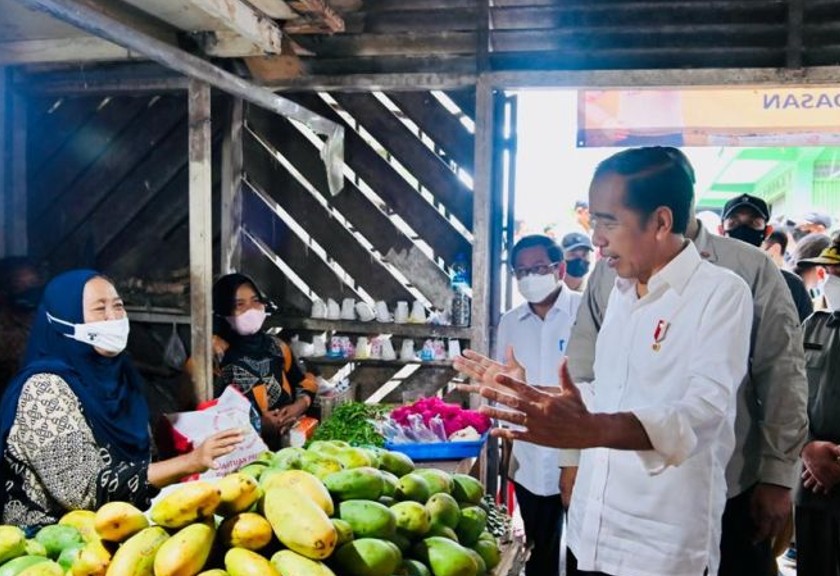 Presiden Jokowi beri bantuan ke pedagang. (Setkab)