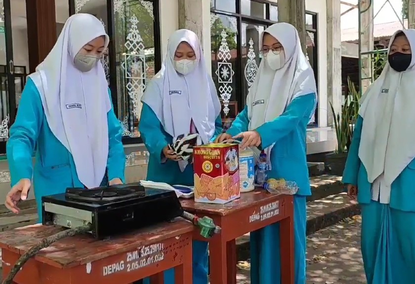 Limbah styrofoam dan kulit jeruk di tangan sekelompok pelajar Madrasah Aliyah Negeri 2 Kabupaten Ponorogo, Jawa Timur, disulap jadi BBM. (Sariagri/Arief L)