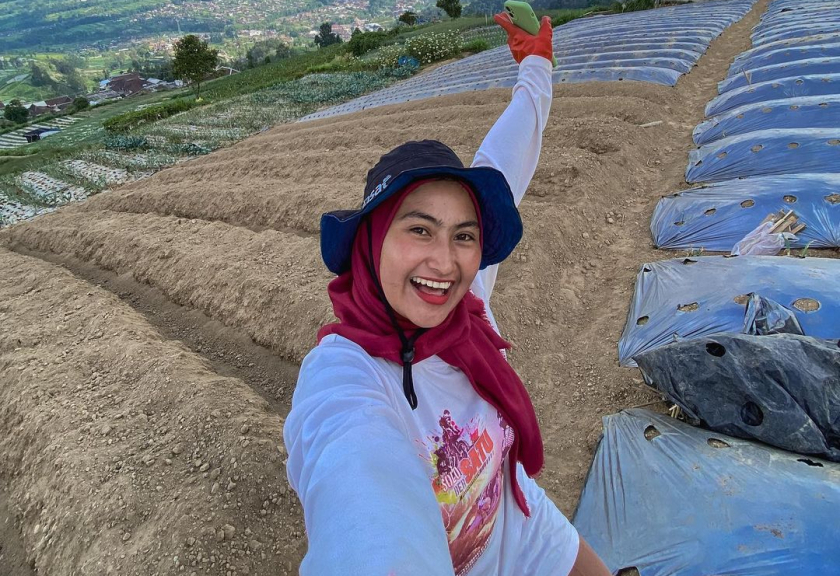 Novi Listiana merupakan gadis cantik asal kelahiran Selo, Boyolali, Jawa Tengah. Keputusannya untuk menjadi seorang petani tentu saja mengejutkan banyak pihak.

(Instagram.com/novilisty_)