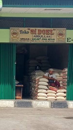 Pedagang beras di Pasar Induk Beras Cipinang, Jakarta