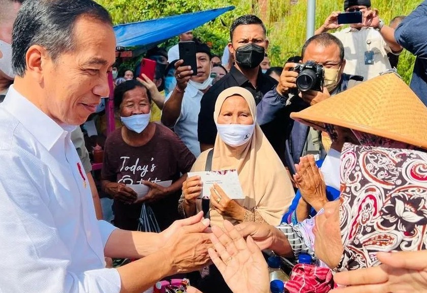 Presiden Jokowi berikan bantuan ke pedagang pasar di Bali. (Instagram Jokowi)