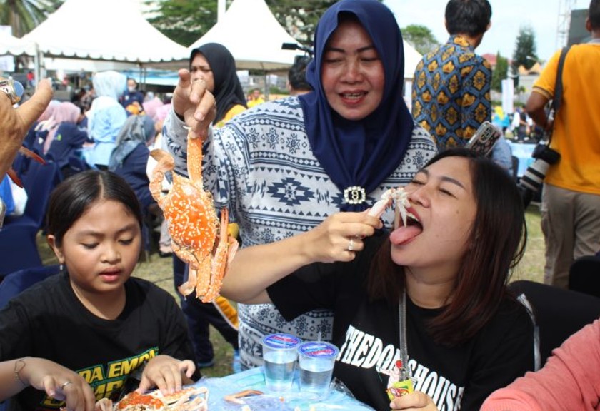 Warga Lampung Makan Rajungan. (Ant)