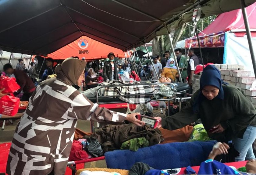 Menteri Sosial Tri Rismaharini memberikan bantuan makanan siap saji untuk penyintas gempa M 5,6 di RSUD Sayang, Kabupaten Cianjur, Jawa Barat, Selasa (22/11/2022). (Antara/Devi Nindy)
