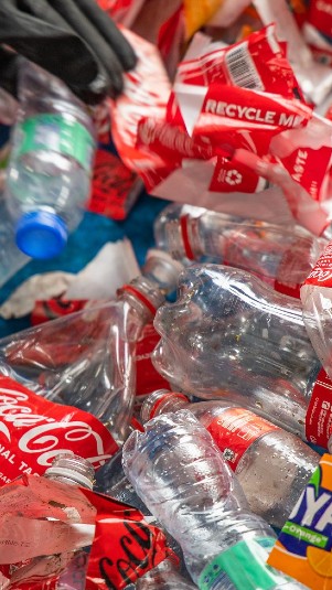 Ilustrasi sampah plastik Coca-cola. (BrandAudit2022)