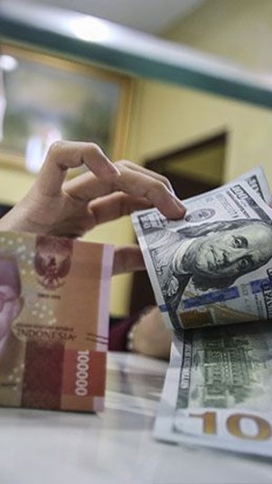 Ilustrasi rupiah dan pecahan 100 dolar AS di jasa penukaran uang asing Dolar Indo, Melawai, Jakarta, beberapa waktu lalu. Antarafoto/Rivan Awal Lingga/rwa/pri.
