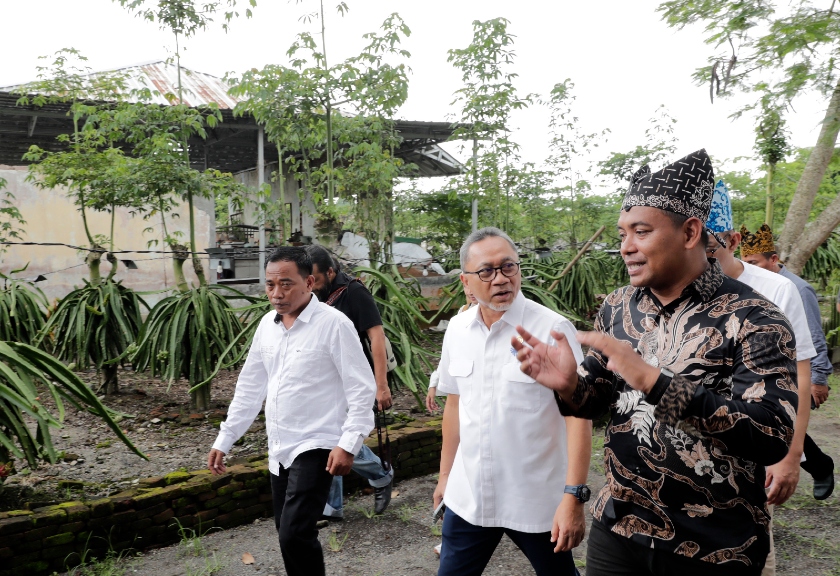 Menteri Perdagangan, Zulkifli Hasan bersama Paguyuban Petani Buah Naga (Panaba). (Dok.Humas Kemendag)
