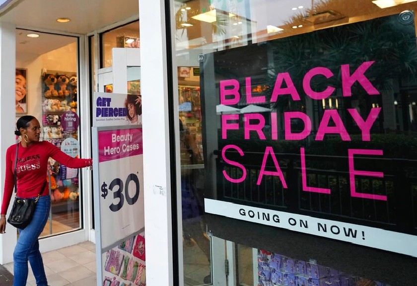 Sebuah toko memasang pemberitahuan diskon Black Friday