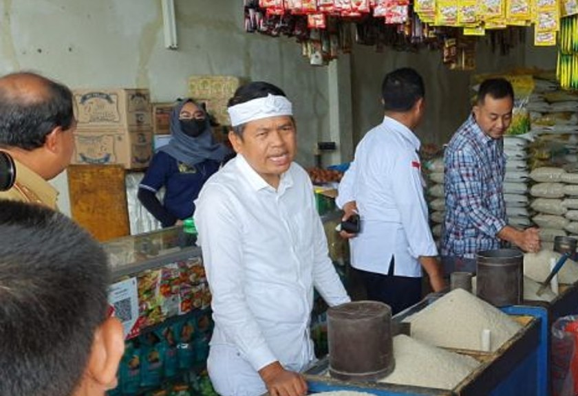 Anggota DPR RI Dedi Mulyadi saat meninjau stok dan harga kebutuhan pokok di Pasar Induk Cikopo, Purwakarta. (Antara/Dok Dedi Mulyadi)