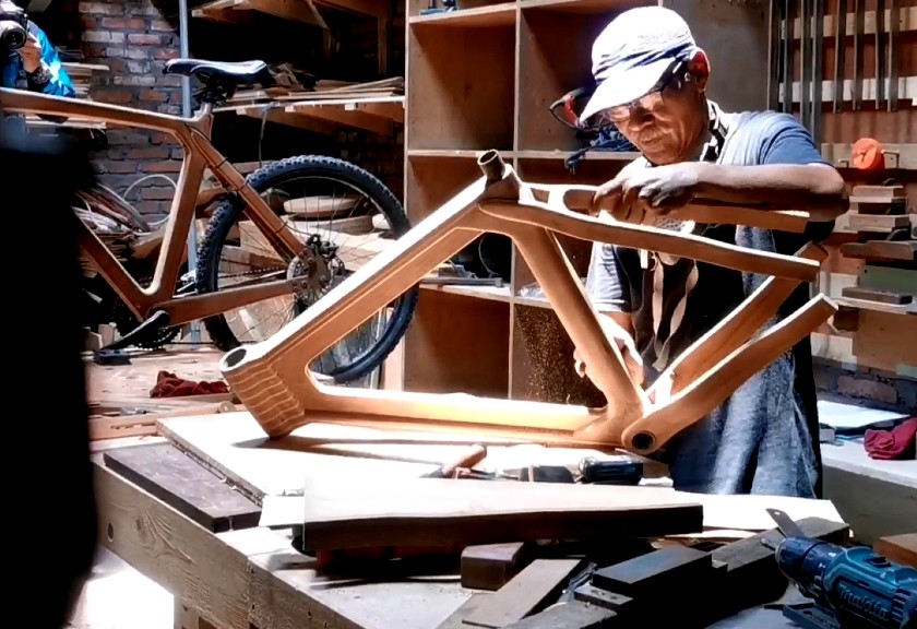 Sukijan warga Sidoarjo yang memanfaatkan kayu bekas dan mengubahnya menjadi sepeda. (Sariagri/Arief L)