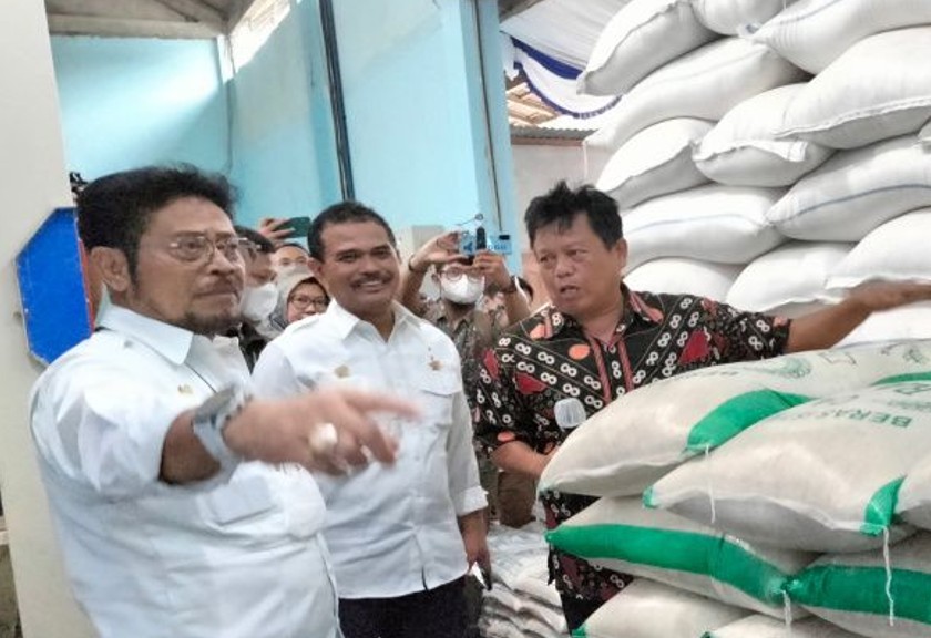 Menteri Pertanian RI Syahrul Yasin Limpo meninjau gudang beras dan gabah. (Ant)
