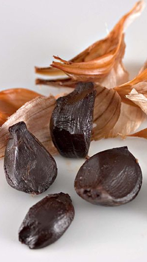 Ilustrasi bawang putih hitam atau black garlic (Wikimedia Commons)