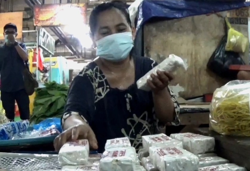 Pedagang tempe di pasar tradisional. (Sariagri/Arief L)