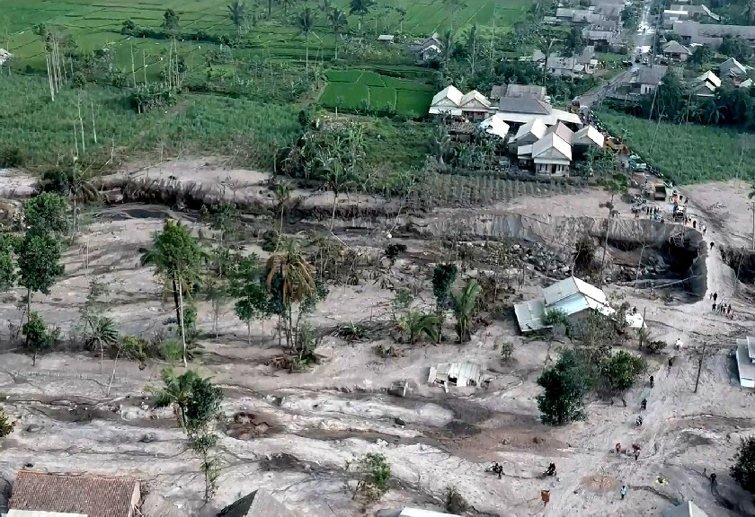 Lahan pertanian dan perkebunan di Kabupaten Lumajang, Jawa Timur terkena dampak Awan Panas Guguran (APG) dan aliran lava Gunung Semeru. (Sariagri/Arief L)
