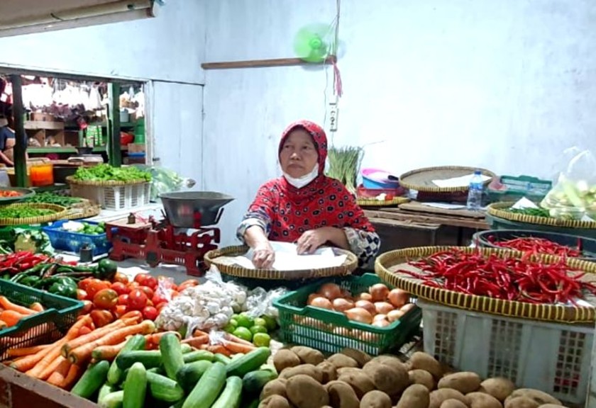Pedagang sayuran di Pasar Serdang, Kecamatan Kemayoran, Jakarta Pusat, Selasa (6/12/2022). (Antara/Ulfa Jainita)