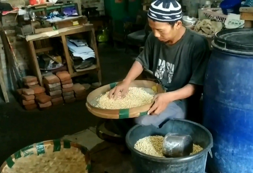 Produsen tahu di Jawa Timur. (Arief L/Sariagri)