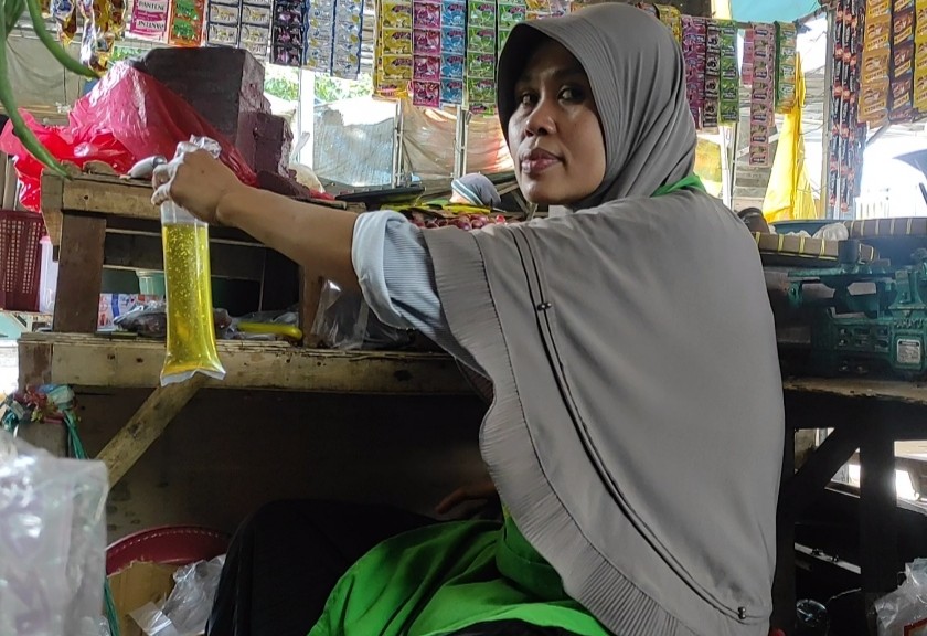 Pedagang Minyak Goreng Curah di Pasar Tradisional Gerung Lombok barat. (Sariagri/Yongki)

