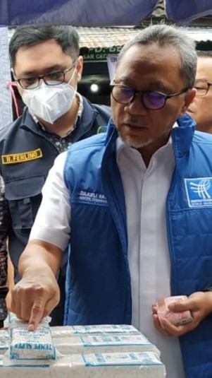 Menteri Perdagangan (Mendag) Zulkifli Hasan, saat peninjauan pasokan dan harga barang kebutuhan Pokok di Pasar Induk Gedebage, Kota Bandung, Jumat (30/12/2022). (Antara/Ajat Sudrajat)
