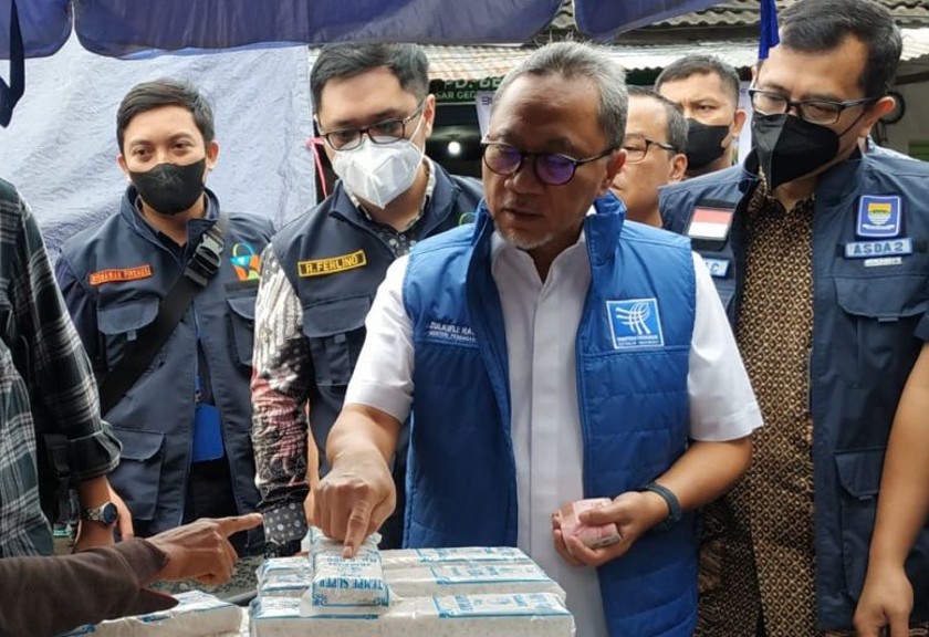 Menteri Perdagangan (Mendag) Zulkifli Hasan saat peninjauan pasokan dan harga barang kebutuhan Pokok di Pasar Induk Gedebage, Kota Bandung, Jumat (30/12/2022). (Antara/Ajat Sudrajat)
